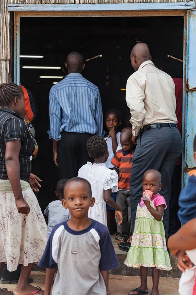 Nahaufnahme Afrikanischer Männer Frauen Und Kinder Die Den Christlich Pfingstlichen — Stockfoto