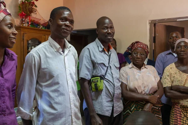 Nahaufnahme Afrikanischer Männer Mit Familie Die Sich Einem Haus Versammelt lizenzfreie Stockbilder