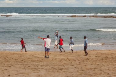 Praia de Xai Xai Mozambik, Nisan 2014: Avustralyalı bir hakem ile Praia de Xai Xai 'de oynanan dost canlısı plaj socor maçı Avustralya misyonerleriyle Pazar günü Pentecostal kilisesi ayininden sonra dinlenme amaçlı. Go 'n 2 Mozambik M8