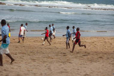 Praia de Xai Xai Mozambik, Nisan 2014: Avustralyalı bir hakem ile Praia de Xai Xai 'de oynanan dost canlısı plaj socor maçı Avustralya misyonerleriyle Pazar günü Pentecostal kilisesi ayininden sonra dinlenme amaçlı. Go 'n 2 Mozambik M8
