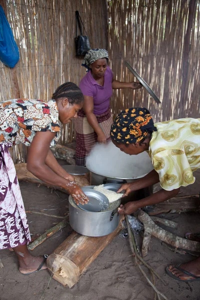 stock image Xai Xai Mozambique: Women preparing food in a rough kitchen with stick walls in a field for the charity workers and the children, in authentic and traditional ways.