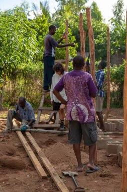 Yetimler için yeni bir ev inşa etmek için ölçme, kesme ve yerleştirme yerleri.