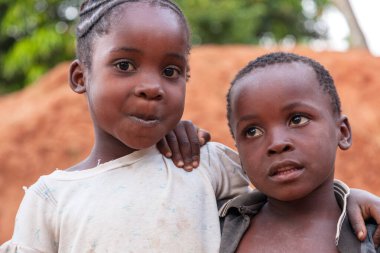 Xai Xai, Mozambik: Kamera ve müteakip görüntüleriyle ilgilenen kimliği belirsiz iki Afrikalı çocuğun ön görüntüsü.