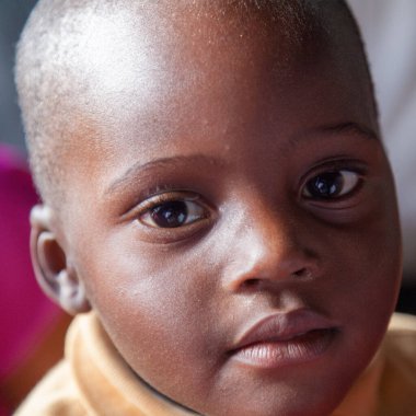 Xai Xai, Mozambik: Kimliği belirlenemeyen Afrikalı bir çocuğun kamera ve müteakip görüntüsüyle yakından ilgilenmesi.