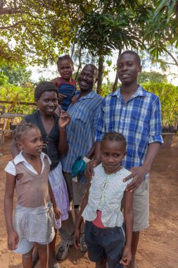 Xai Xai, Mozambik: Kimliği belirsiz bir Afrikalı ailenin ön görüntüsü - bir baba ve beş çocuğu bir fotoğraf için poz veriyor.