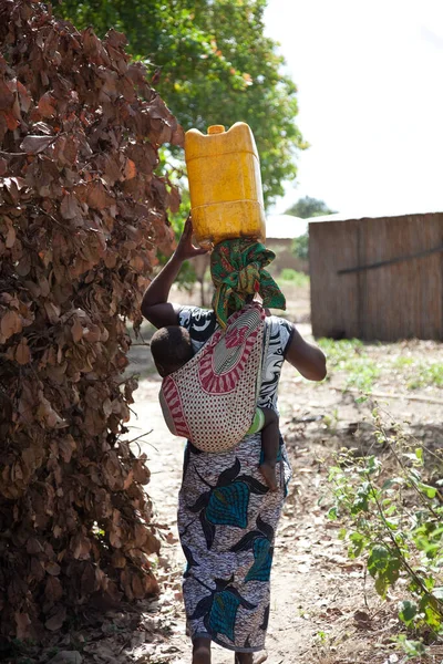 Xai Xai Mosambik Frauen Sammeln Wasser Eimern Und Tragen Balanciert — Stockfoto