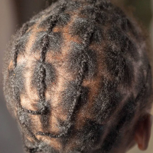 小さな配線後ろから 褐色の肌 正方形フォーマットの若いアフリカの女の子の Canerows のように見える — ストック写真