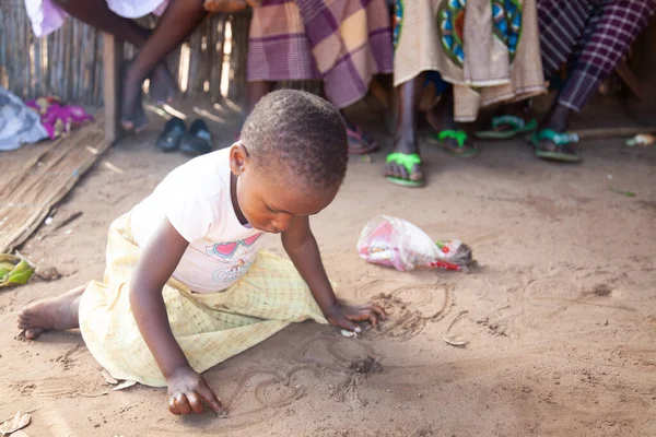 Шай Шай Мозамбик Апрель 2014 Крупный План Молодой Девушки Рисующей — стоковое фото