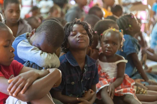 Закріпіть Передній Погляд Нерозпізнані Очі Африканської Дівчини Закриті Молитві Відданості — стокове фото