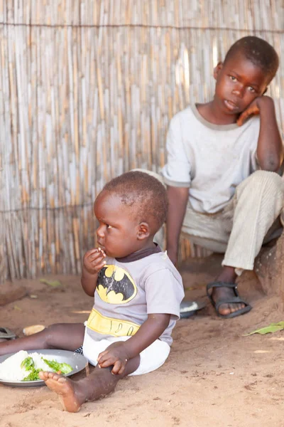 Xai Xai Mosambik April 2014 Zwei Kleine Jungen Essen Einem — Stockfoto