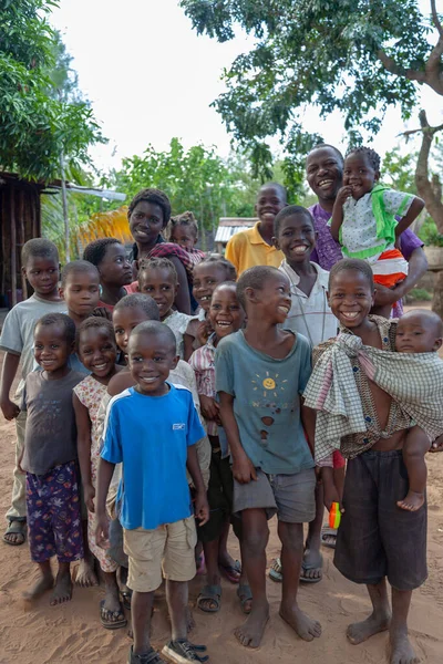 Xai Xai Mosambik April 2014 Kleine Kinder Und Männliche Erwachsene — Stockfoto