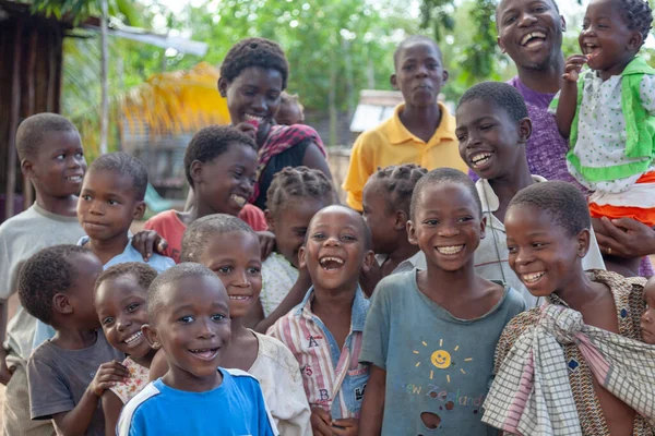 Xai Xai Mosambik April 2014 Kleine Kinder Und Männliche Erwachsene — Stockfoto
