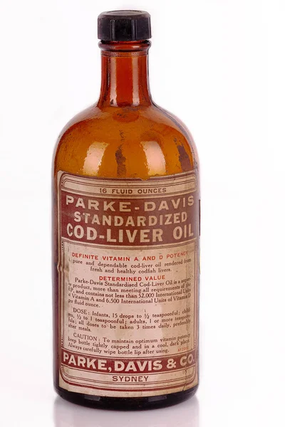 Nahaufnahme Einer Altmodischen Drogenflasche Mit Etikett Isoliert Auf Weißem Hintergrund — Stockfoto