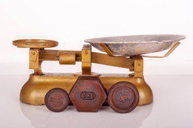 Beyaz arka planda demir ve antika altından yapılmış 1kg, 500gm, 200 gm paslı standart metrik ağırlıkları kapatın. Kesme yolu. Ölçüm kavramı. Eski şeyler. Beyaz arka planda izole edilmiş eski metrik ağırlıklar. Market için.