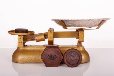 Beyaz arka planda demir ve antika altından yapılmış 1kg ve 500gm paslı standart metrik ağırlıkları kapatın. Kesme yolu. Ölçüm kavramı. Eski şeyler. Beyaz arka planda izole edilmiş eski metrik ağırlıklar. Markette kullanılır.