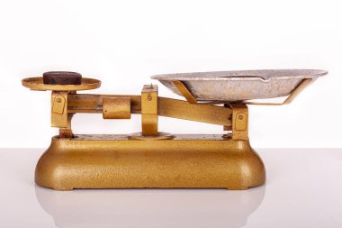 Beyaz arka planda sol tarafı ağır basan antika boyalı altın kaplama. Kesme yolu. Ölçüm kavramı. Eski şeyler. Beyaz arka planda izole edilmiş eski tarz metrik ağırlıklar. Markette kullanılır.