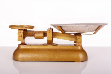 Beyaz arka plandaki antika tartı terazilerini kapatın. Kesme yolu. Ölçüm kavramı. Eski şeyler. Altın rengi boya. Ekonomik alışverişler için bakkalda kullanılan ölçekler.