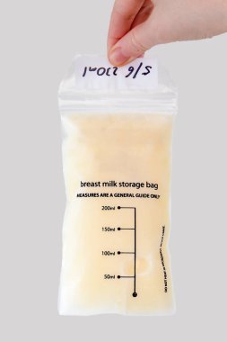 Plastik bir kesede üzerinde tarih ve bakıcı tebligatı için diğer ölçümlerle birlikte dondurulmuş insan sütü örnekleri bulundu..