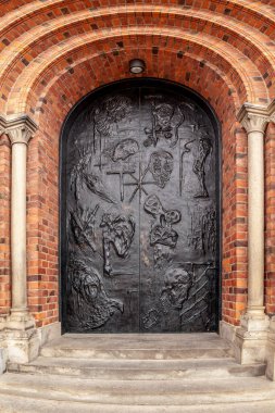 Rokilde, Danimarka 26 Haziran 2015: Lutheran Roskilde Katedrali 'nin kapı detayları 1170 civarında UNESCO sitesi inşa edildi Eski İskandinav Gotik bölgesi Viking Krallarından Kraliçe Margrethe 2 dinlenme yerine kadar tuğlalarda inşa edildi