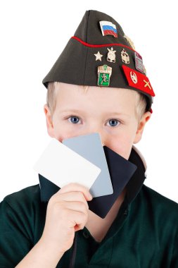Yüzde 18 'lik gri kart, arka planda Rus askeri şapkalı beyaz bir çocukla fotoğraf çekmek için kullanılan beyaz ve siyah kart.