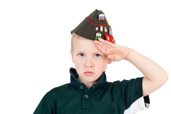 Junger Kaukasischer Junge Salutiert Grünem Armeehemd Und Russischem Faltbarem Armeehut Stockfoto