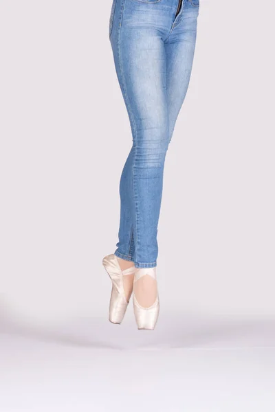 Pointe Soubresaut Mid Jump Teenage Girl Jumping Pointe Shoes Concpet — Stock fotografie
