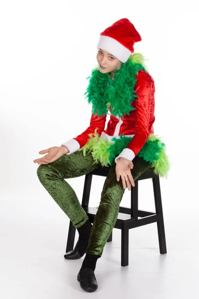 Ein Junges Mädchen Mit Rotem Weihnachtsmann Hut Wie Ein Grinch — Stockfoto