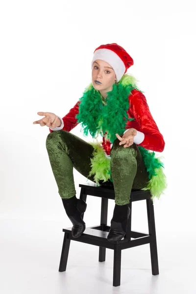 Niña Sentada Vestida Con Sombrero Rojo Santa Clausula Como Grinch — Foto de Stock