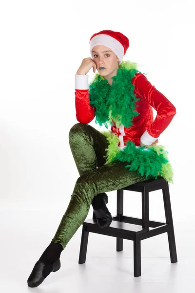 Kırmızı Noel Baba Şapkası Takan Genç Bir Kız Kalçasında Grinch — Stok fotoğraf