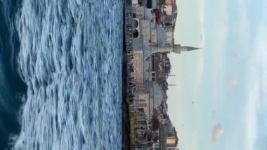 Uskudar İstanbul Türkiye. 9 Eylül 2023. İstanbul 'un tarihi ilçesi Skdar' da insanlar balık tutuyor ve sahilde yürüyor
