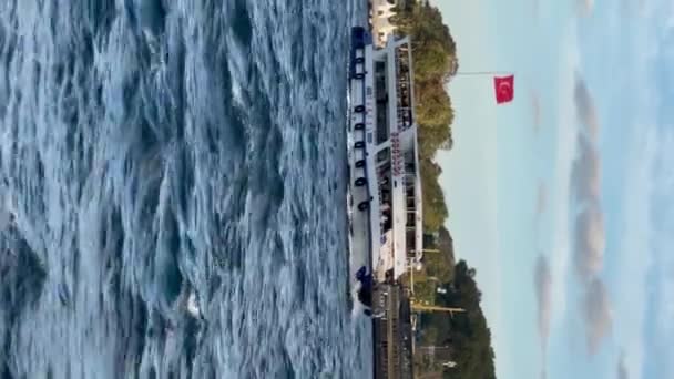 Istanbul Turcia Septembrie 2023 Barca Modernă Feribotul Navigând Marea Marmara — Videoclip de stoc