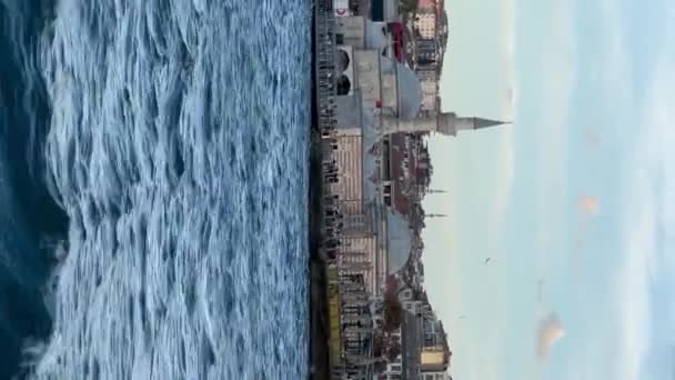 イスタンブール トルコ 2023年9月9日 イスタンブールの歴史地区 スカルダールのビーチで釣り 歩く人々 — ストック動画