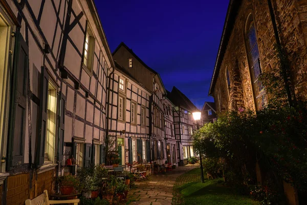 Krásná Úzká Ulice Poloroubené Domy Historickém Centru Hattingen Noci — Stock fotografie
