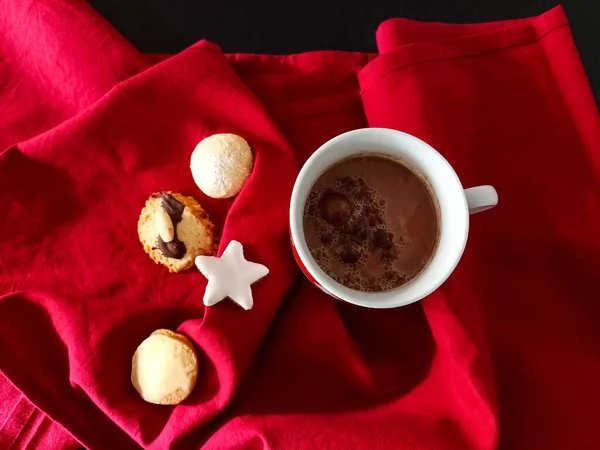 Una Taza Chocolate Caliente Galletas Navidad Mantel Rojo —  Fotos de Stock