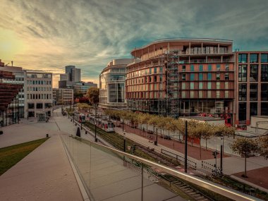 Düsseldorf şehir merkezindeki modern binalar