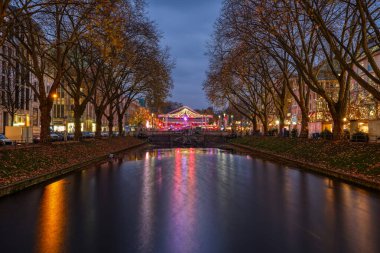 Düsseldorf 'ta bir mil ötedeki kanalda buz pateni pisti ve noel pazarı.