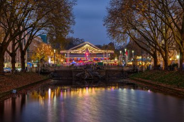 Düsseldorf 'taki alışveriş mili üzerindeki kanalın Noel pazarında buz pateni pistinde.