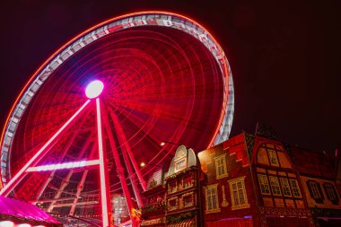 Düsseldorf 'ta dönme dolap ve noel market kabinleri.