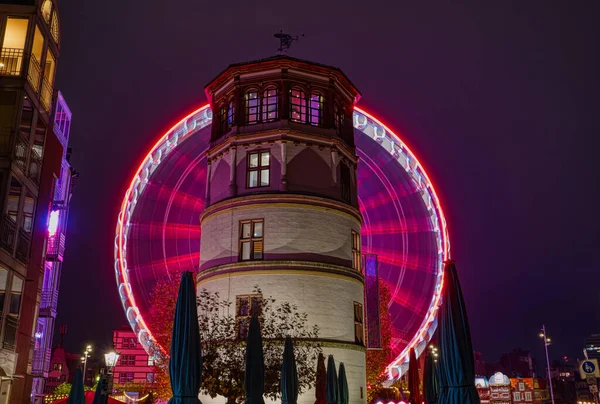 Ιστορικός Πύργος Τον Τροχό Του Λούνα Παρκ Στη Χριστουγεννιάτικη Αγορά — Φωτογραφία Αρχείου