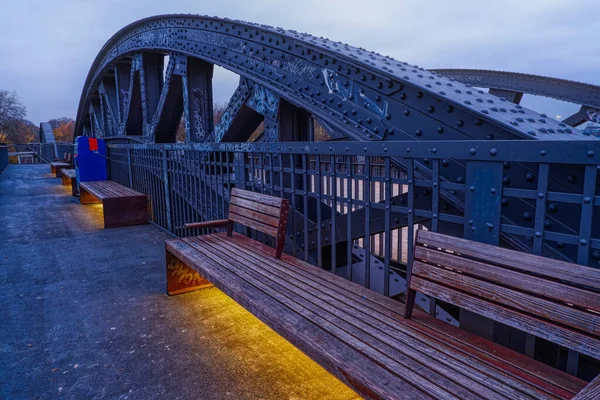 マルハイム ルールの旧鉄道橋の自転車道によるベンチ — ストック写真