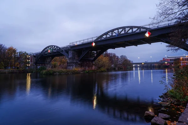 ミュルハイム ルールの川を渡る歴史的な鉄道橋 — ストック写真