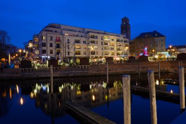 Muelheim Ruhr 'daki şehir limanı ve noel pazarı