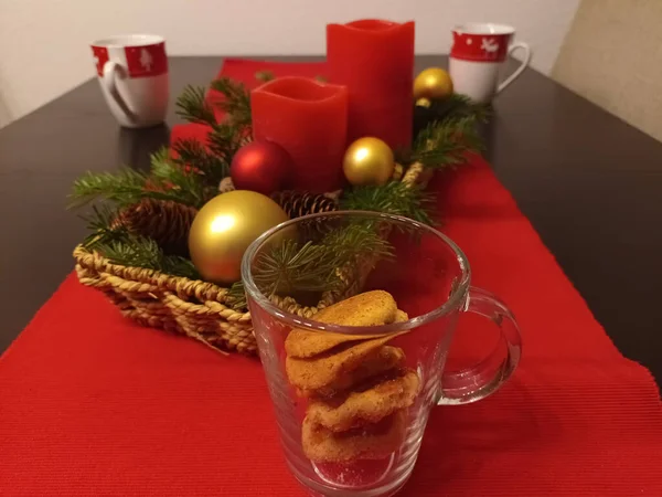Weihnachtsdekoration Und Plätzchen Auf Einem Tisch — Stockfoto