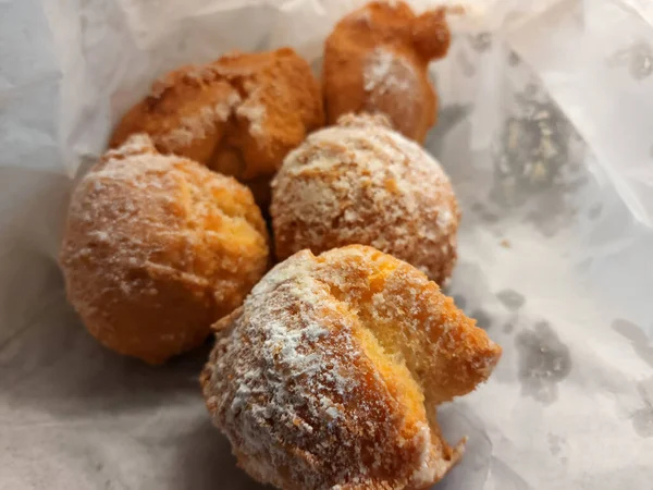 Frisch gebackene Mutzen in einer Papiertte