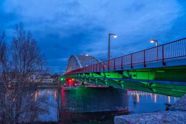 Arnhem 'de mavi saatte Nederrijn boyunca uzanan tarihi köprüye bakın.