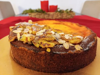 Kaiserschmarrn 'ın Noel süslemeleri olan bir masada peynirli kek.