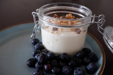 Yoghurt with cereals and blueberries