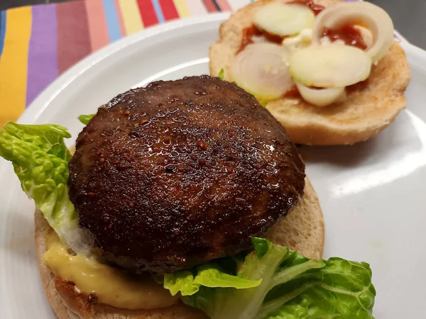 Čerstvý Horký Burger Salátem Omáčkou Houskou Cibulí — Stock fotografie