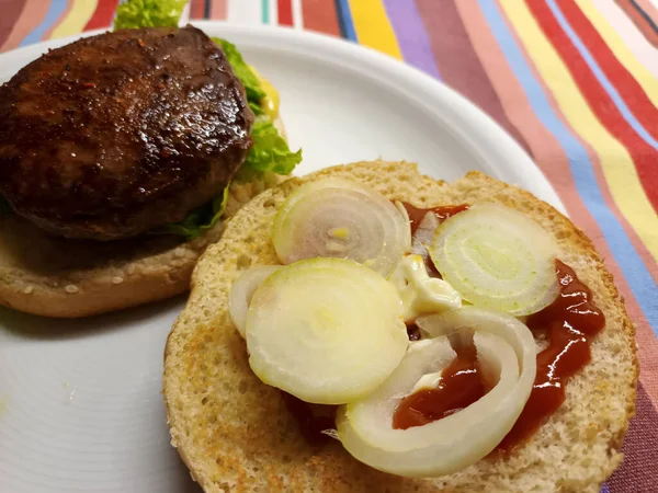 Burgerová Buchta Salátem Omáčkou Houskou Cibulí — Stock fotografie