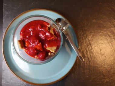 Panna Cotta, kirazlı ve kurabiyeli tatlı.,